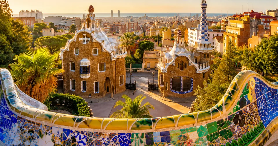 Le banc en mosaïque du Park Güell au-dessus des pavillons et de la ville